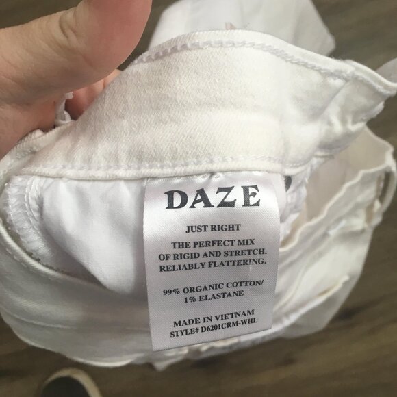 DAZE Denim NWT Distressed white jeans size 28 - Picture 12 of 13